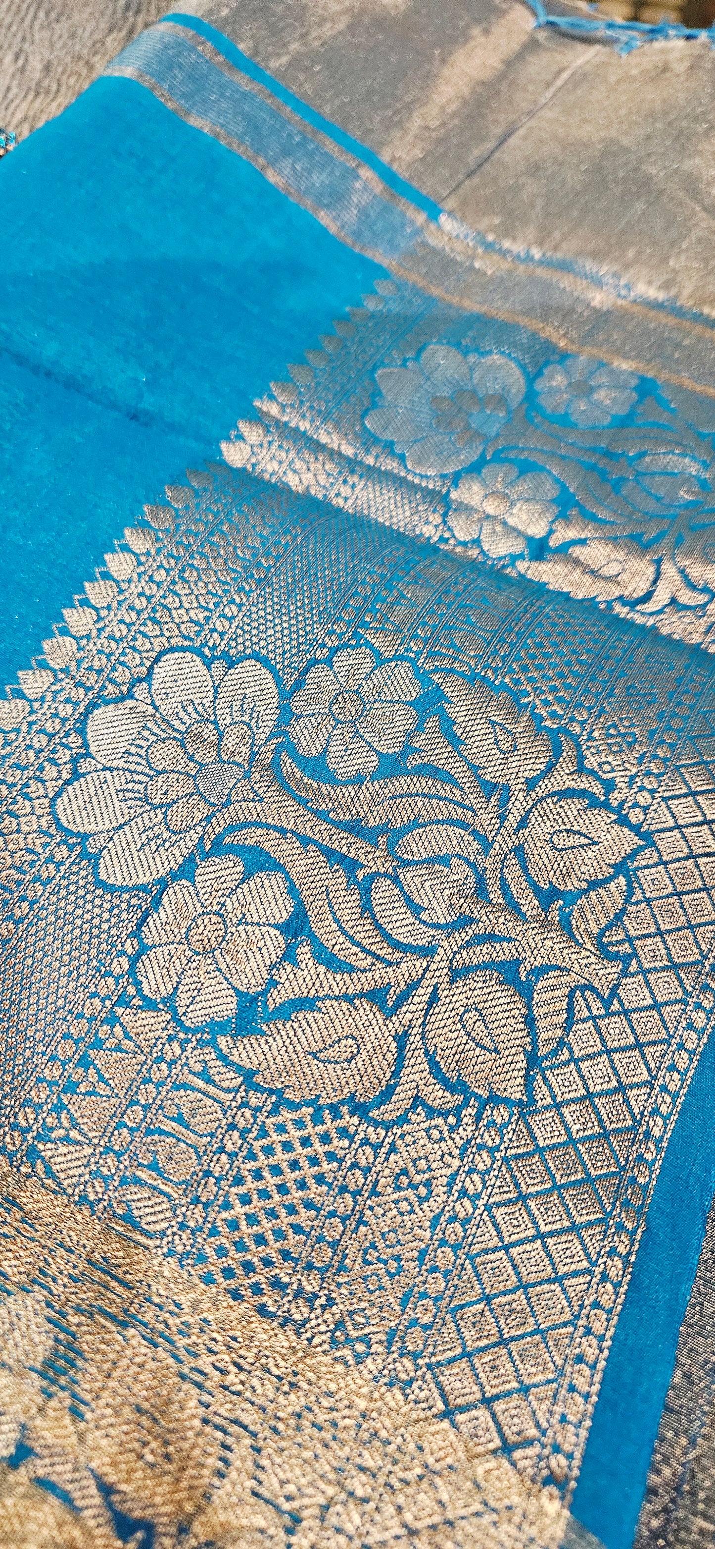 Crushed tissue saree